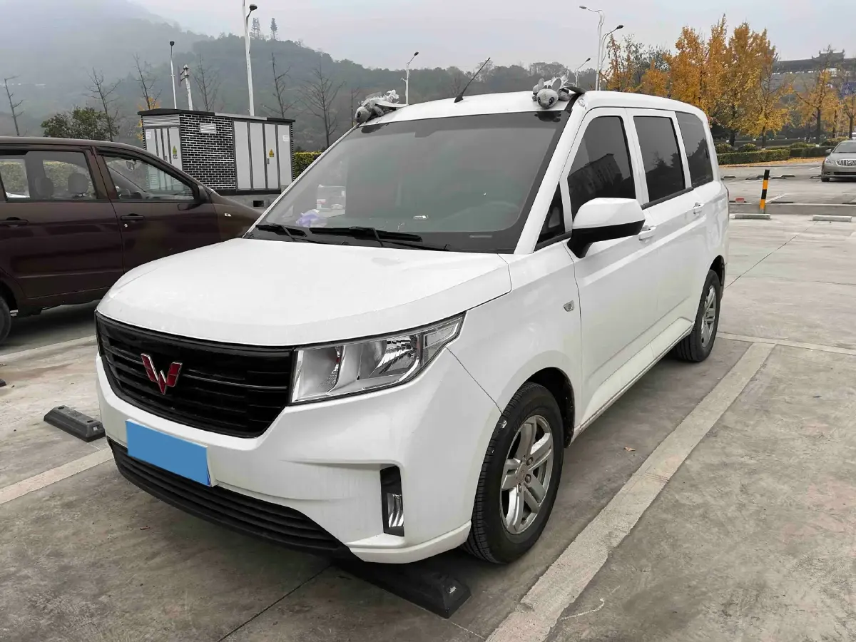 2020 WuLing HongGuang Plus 1.5L 99HP L4 6MT