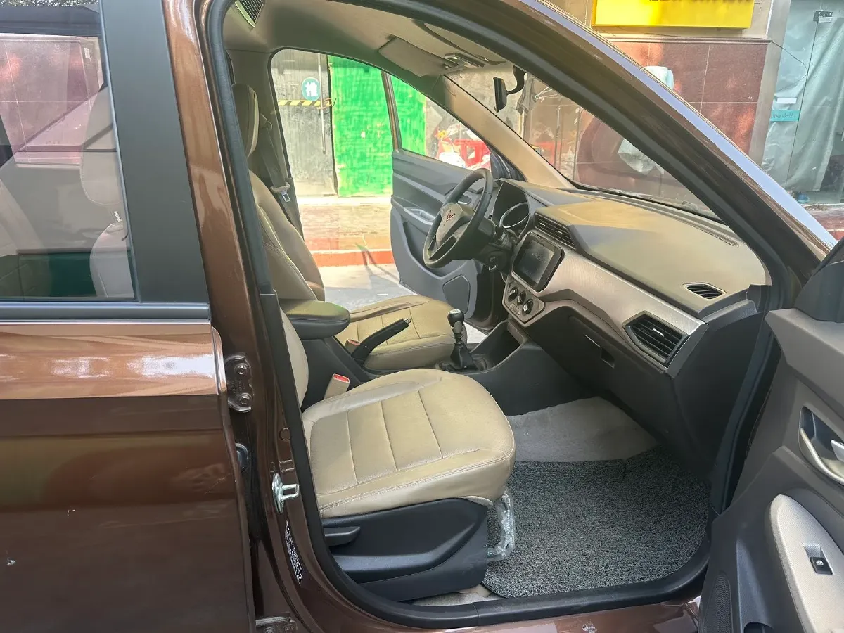 2021 WuLing HongGuang Plus 1.5L 99HP L4 6MT,autocango,china used car exporter,china ev exporter,chinese used car exporter,chinese used ev exporter