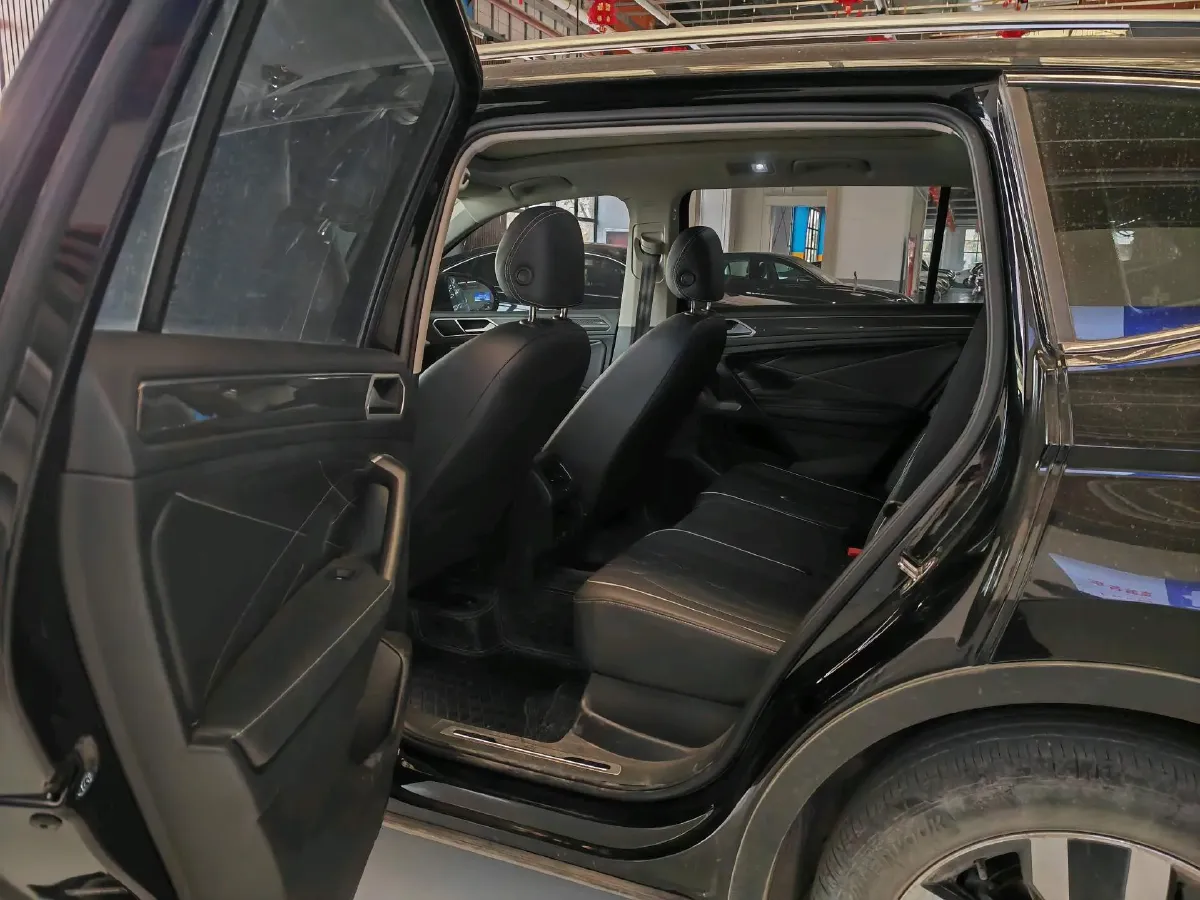 2023 Volkswagen Tiguan L 2.0T 186HP L4 7DCT,autocango,china used car exporter,china ev exporter,chinese used car exporter,chinese used ev exporter
