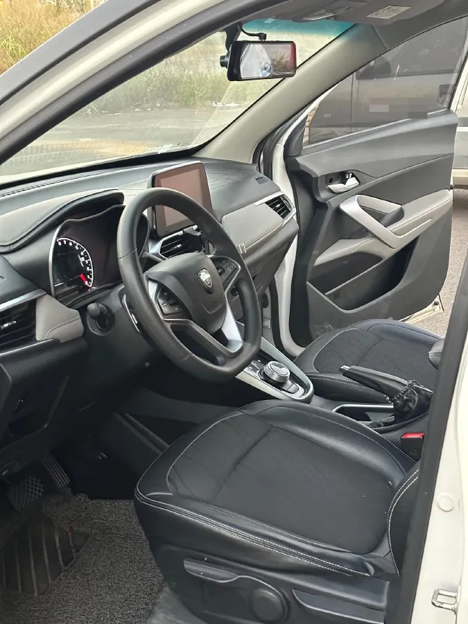 2017 BaoJun 310W 1.5L 105HP L4 6MT,autocango,china used car exporter,china ev exporter,chinese used car exporter,chinese used ev exporter