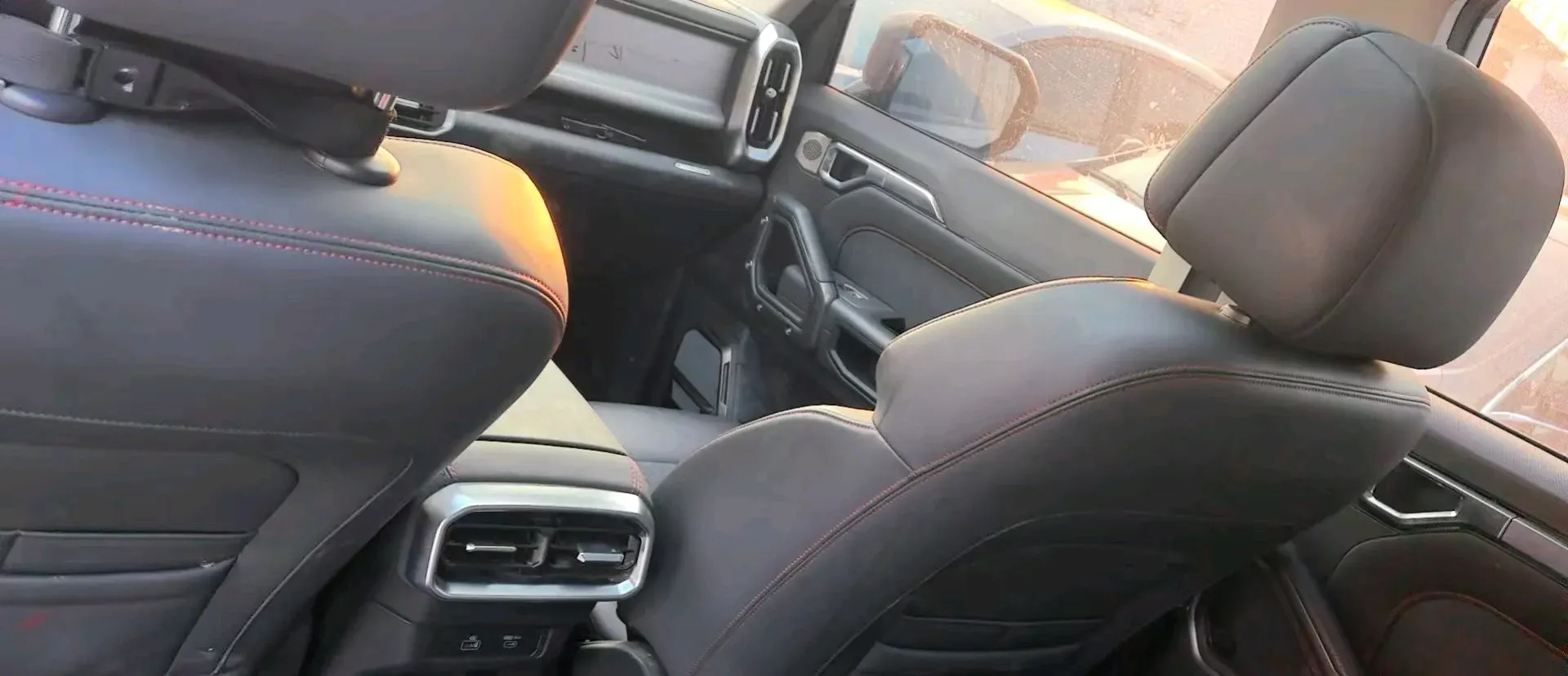 2024 Jetour Traveller 2.0T 254HP L4 7DCT,autocango,china used car exporter,china ev exporter,chinese used car exporter,chinese used ev exporter