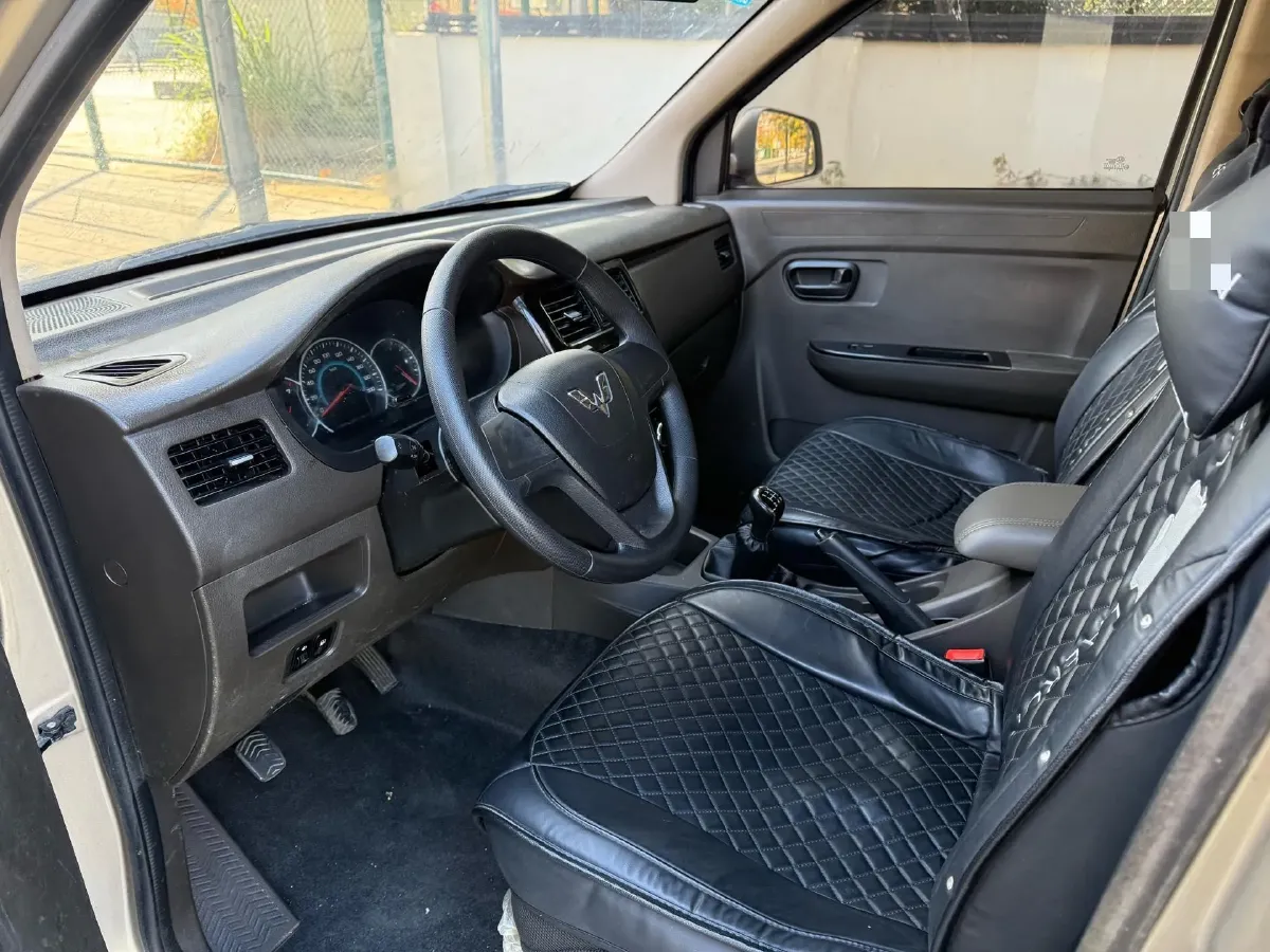 2016 WuLing RongGuang V 1.5L 112HP L4 5MT,autocango,china used car exporter,china ev exporter,chinese used car exporter,chinese used ev exporter