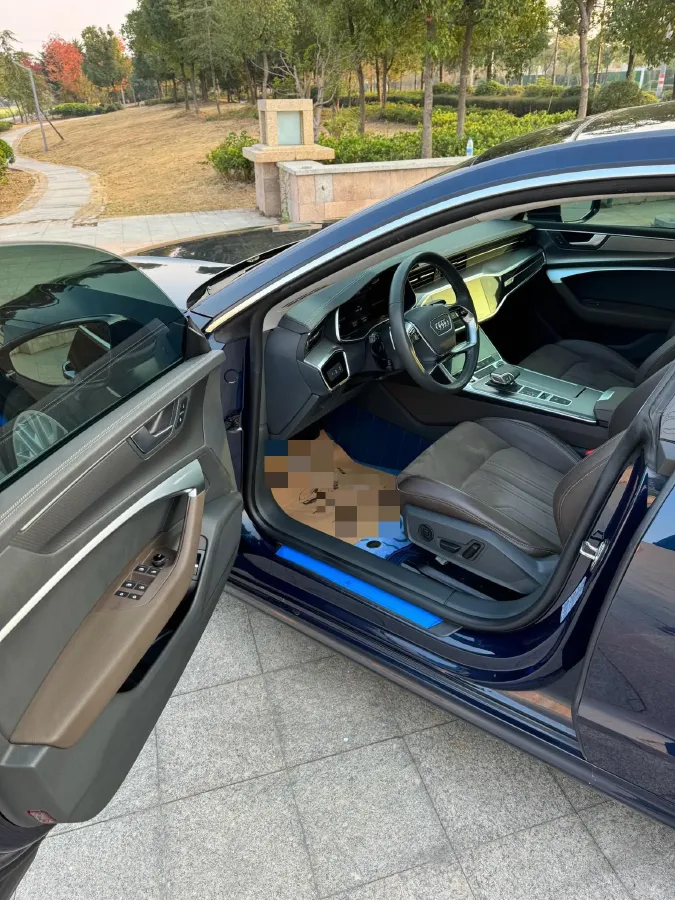 2022 Audi A7L 2.0T 245HP L4 7DCT,autocango,china used car exporter,china ev exporter,chinese used car exporter,chinese used ev exporter