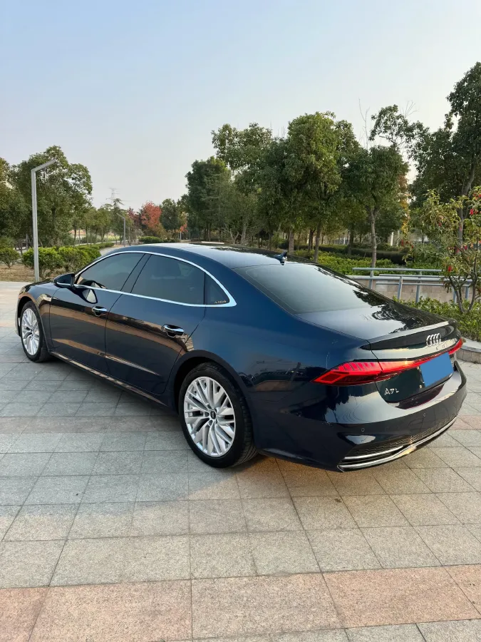 2022 Audi A7L 2.0T 245HP L4 7DCT,autocango,china used car exporter,china ev exporter,chinese used car exporter,chinese used ev exporter