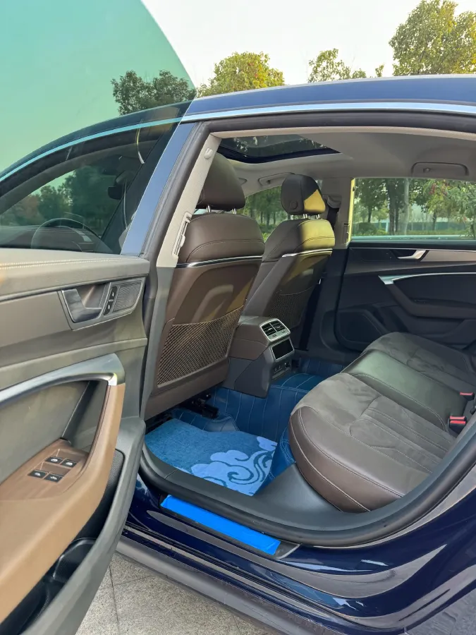 2022 Audi A7L 2.0T 245HP L4 7DCT,autocango,china used car exporter,china ev exporter,chinese used car exporter,chinese used ev exporter