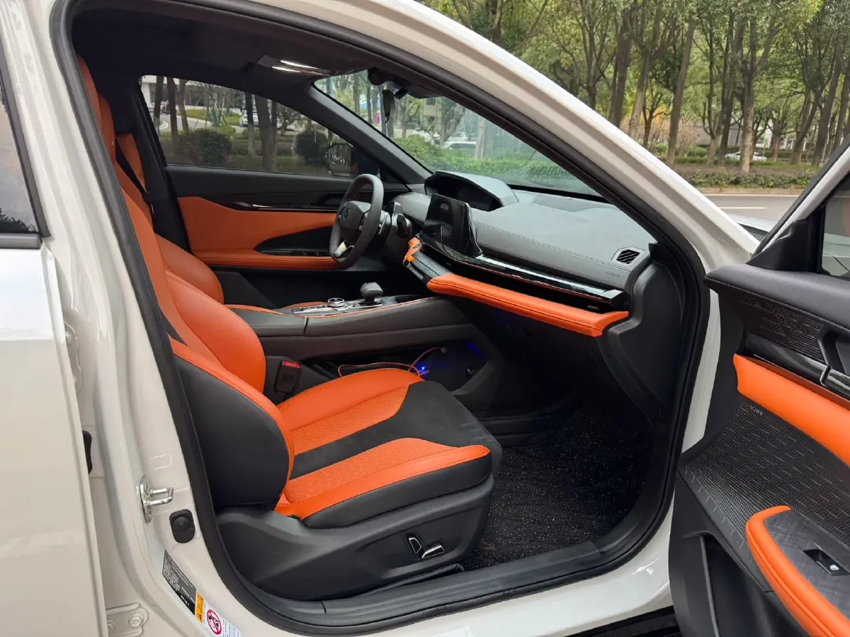 2023 ChangAn UNI-V 2.0T 233HP L4 8AT,autocango,china used car exporter,china ev exporter,chinese used car exporter,chinese used ev exporter