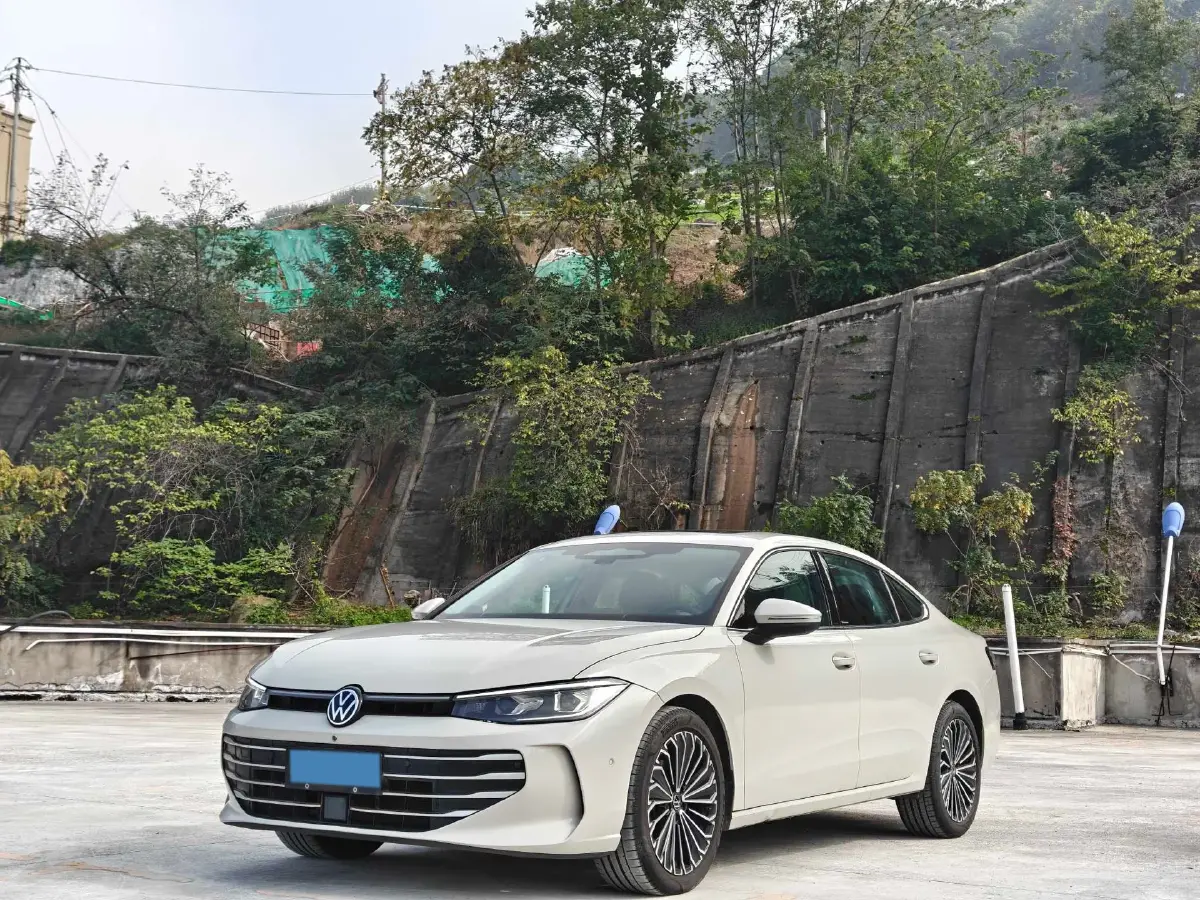 2025 Volkswagen Passat 2.0T 220HP L4 7DCT