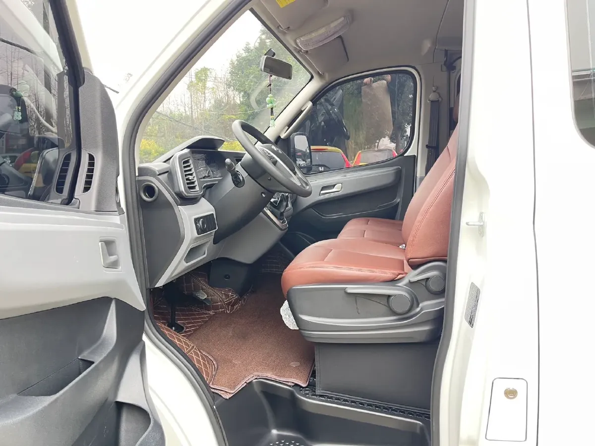 2024 MAXUS XinTu V80 2.0T 126HP L4 6MT,autocango,china used car exporter,china ev exporter,chinese used car exporter,chinese used ev exporter