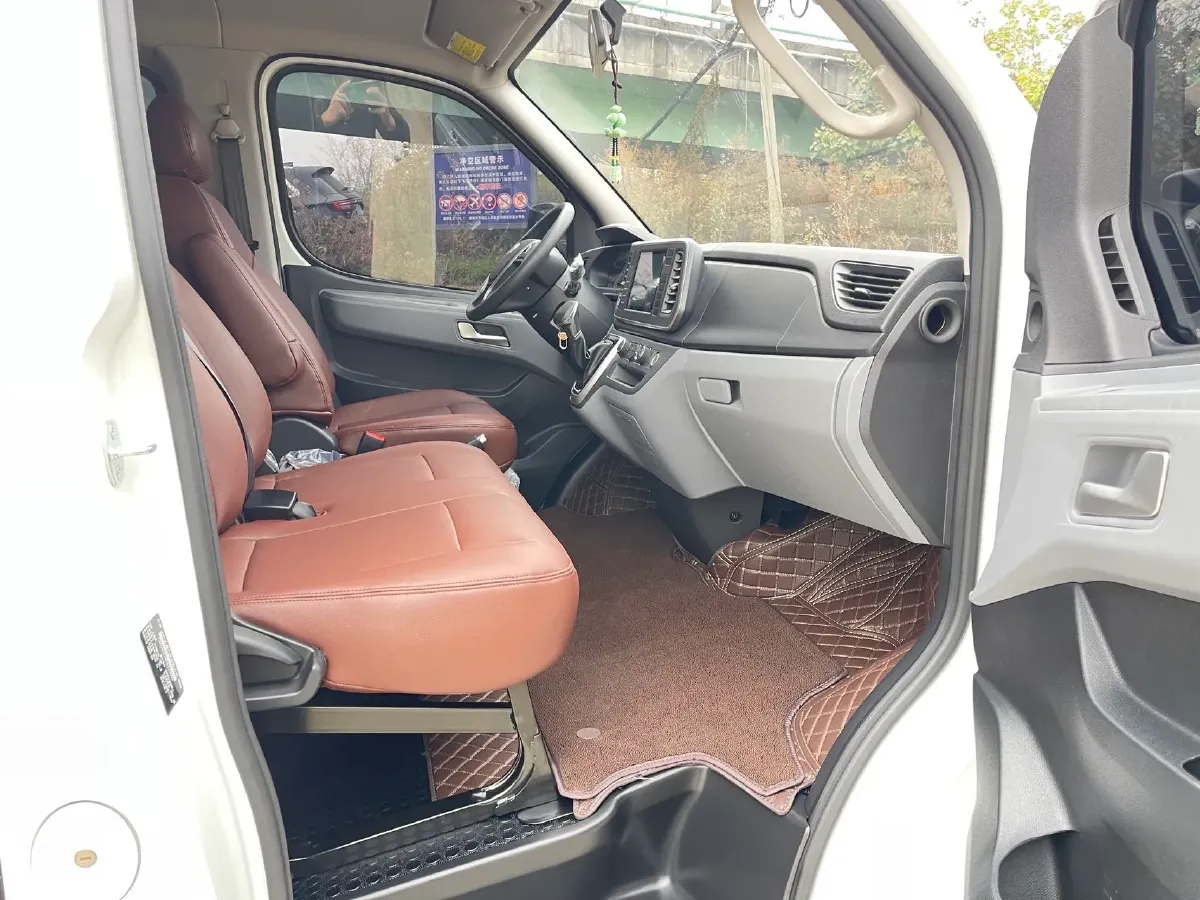 2024 MAXUS XinTu V80 2.0T 126HP L4 6MT,autocango,china used car exporter,china ev exporter,chinese used car exporter,chinese used ev exporter