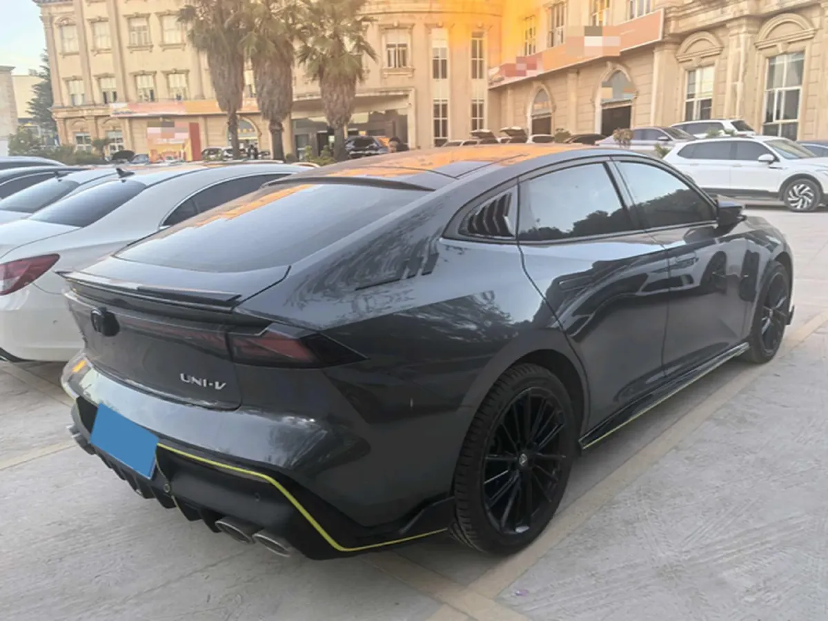 2022 ChangAn UNI-V 1.5T 188HP L4 7DCT,autocango,china used car exporter,china ev exporter,chinese used car exporter,chinese used ev exporter