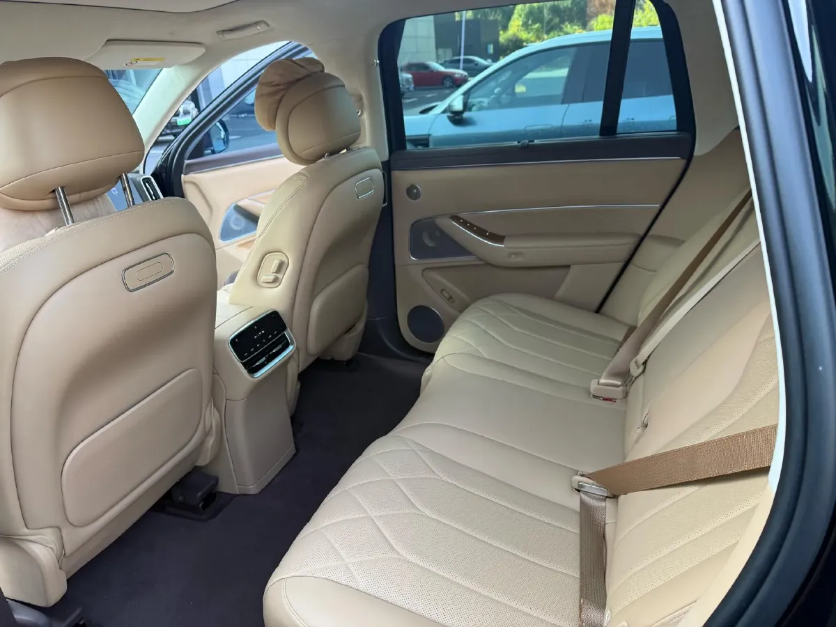 2025 AITO AITO M8 REEV 160HP REEV 53.4KWH,autocango,china used car exporter,china ev exporter,chinese used car exporter,chinese used ev exporter