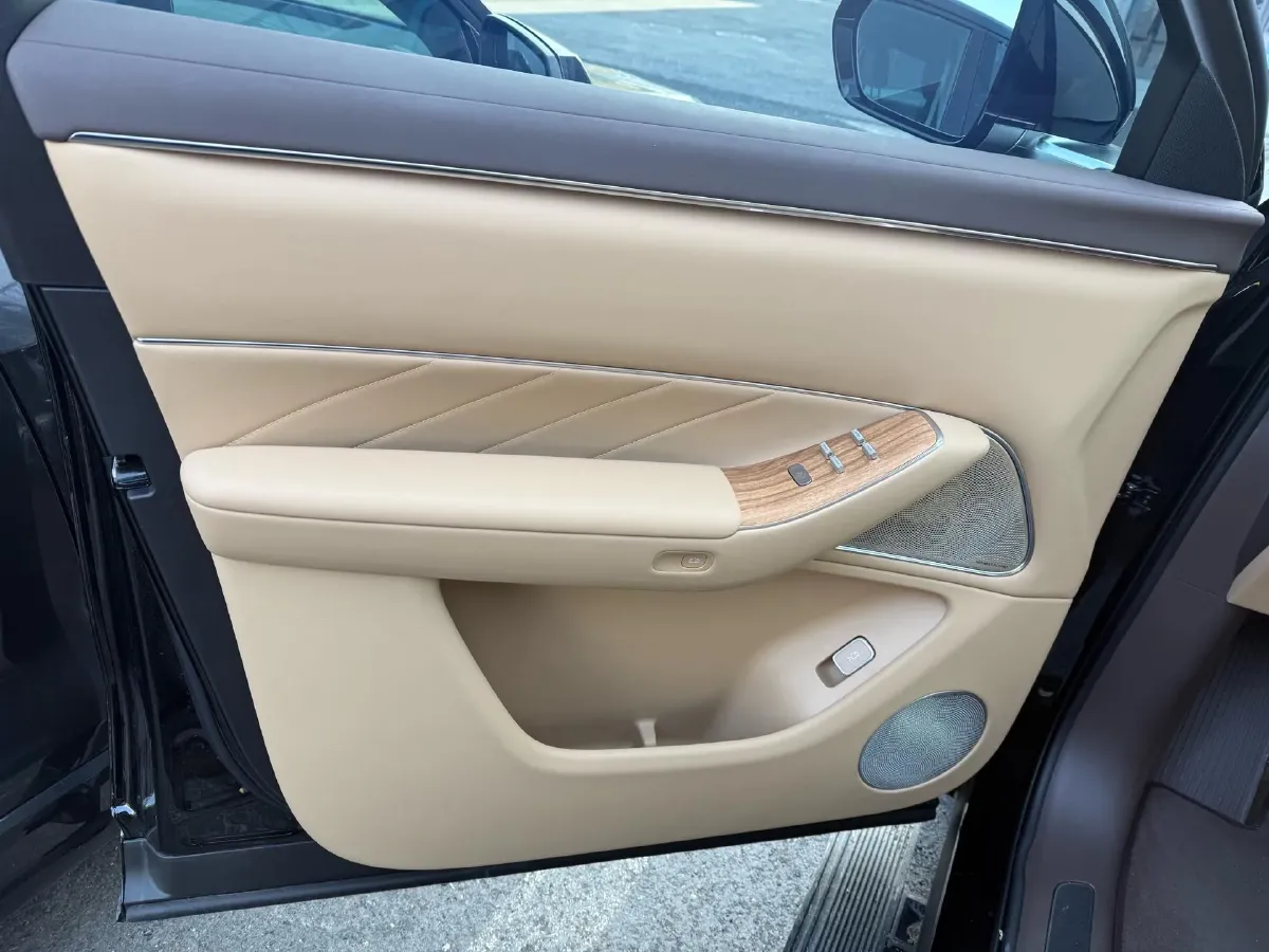 2025 AITO AITO M8 REEV 160HP REEV 53.4KWH,autocango,china used car exporter,china ev exporter,chinese used car exporter,chinese used ev exporter