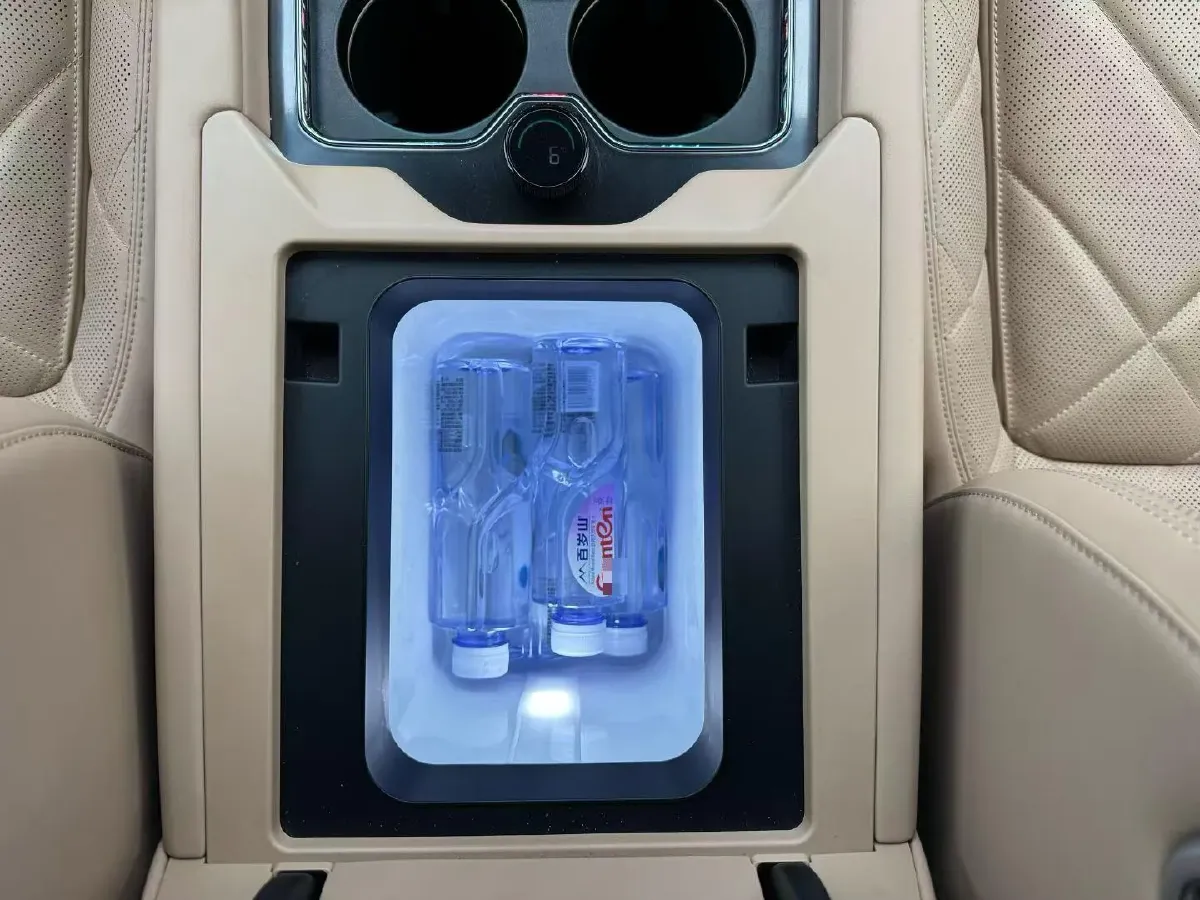 2025 FangChengBao Bao 8 2.0T 245HP L4 E-CVT PHEV 36.8KWH,autocango,china used car exporter,china ev exporter,chinese used car exporter,chinese used ev exporter