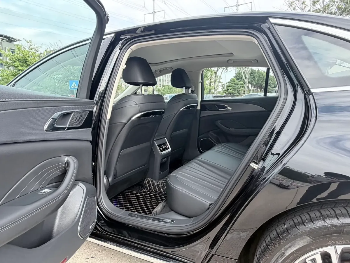 2024 HongQi H5 2.0T 224HP L4 8AT,autocango,china used car exporter,china ev exporter,chinese used car exporter,chinese used ev exporter