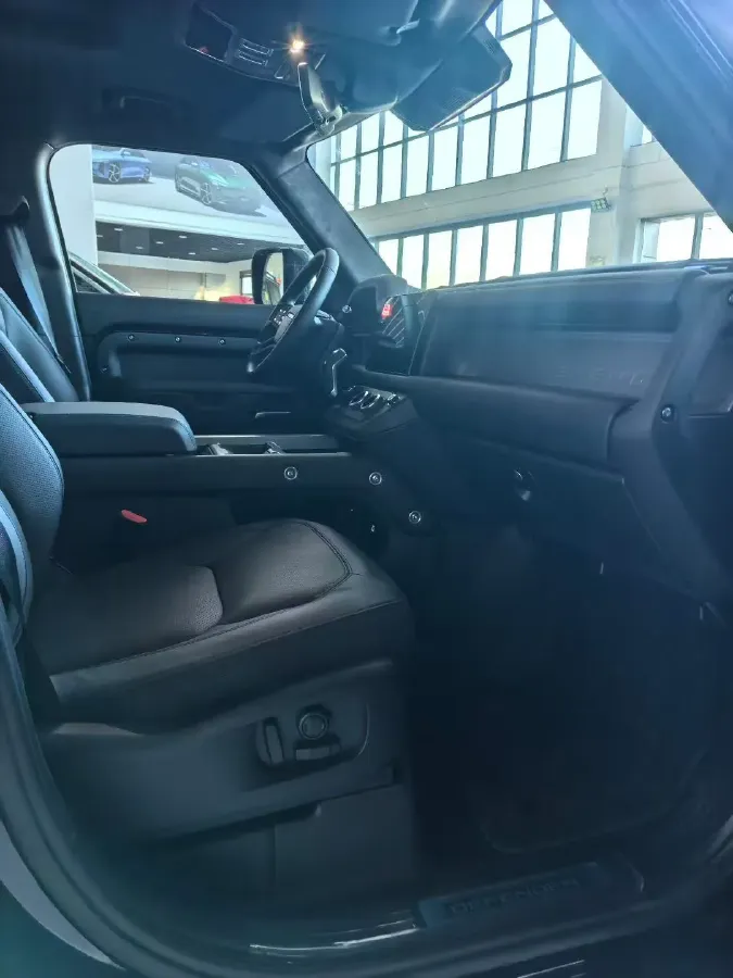2025 Land Rover Defender 3.0T 400HP L6 8AT,autocango,china used car exporter,china ev exporter,chinese used car exporter,chinese used ev exporter