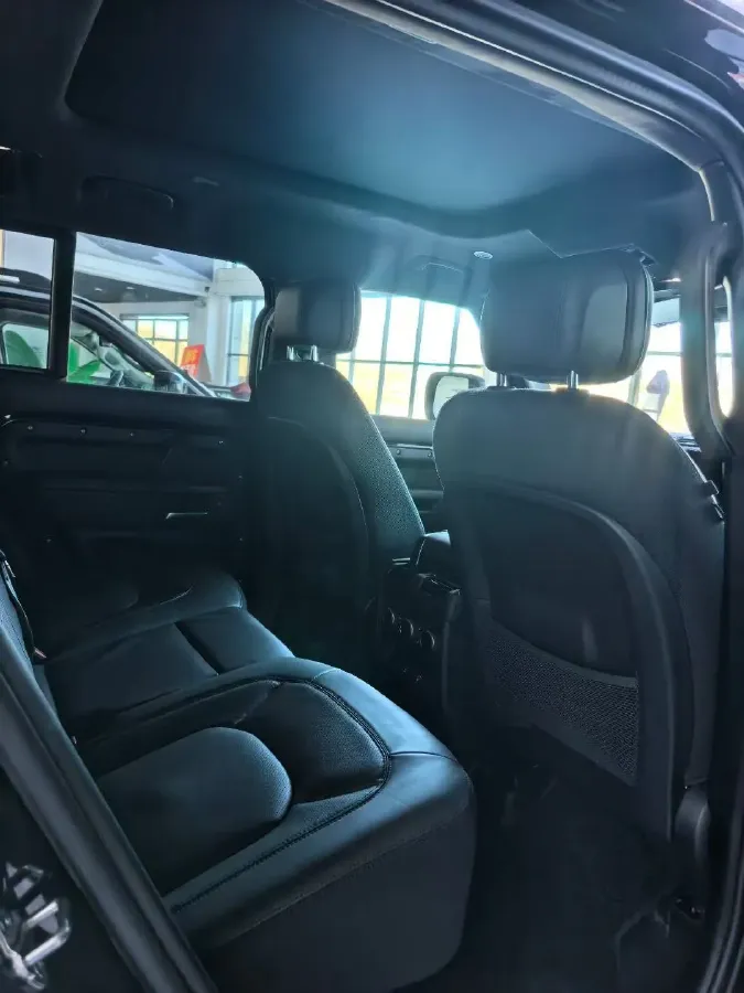 2025 Land Rover Defender 3.0T 400HP L6 8AT,autocango,china used car exporter,china ev exporter,chinese used car exporter,chinese used ev exporter
