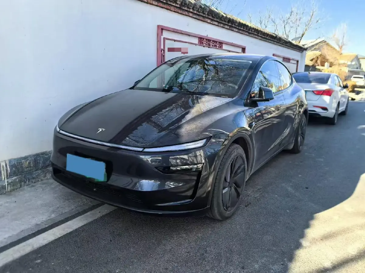 2025 Tesla Model Y BEV 62.5KWH