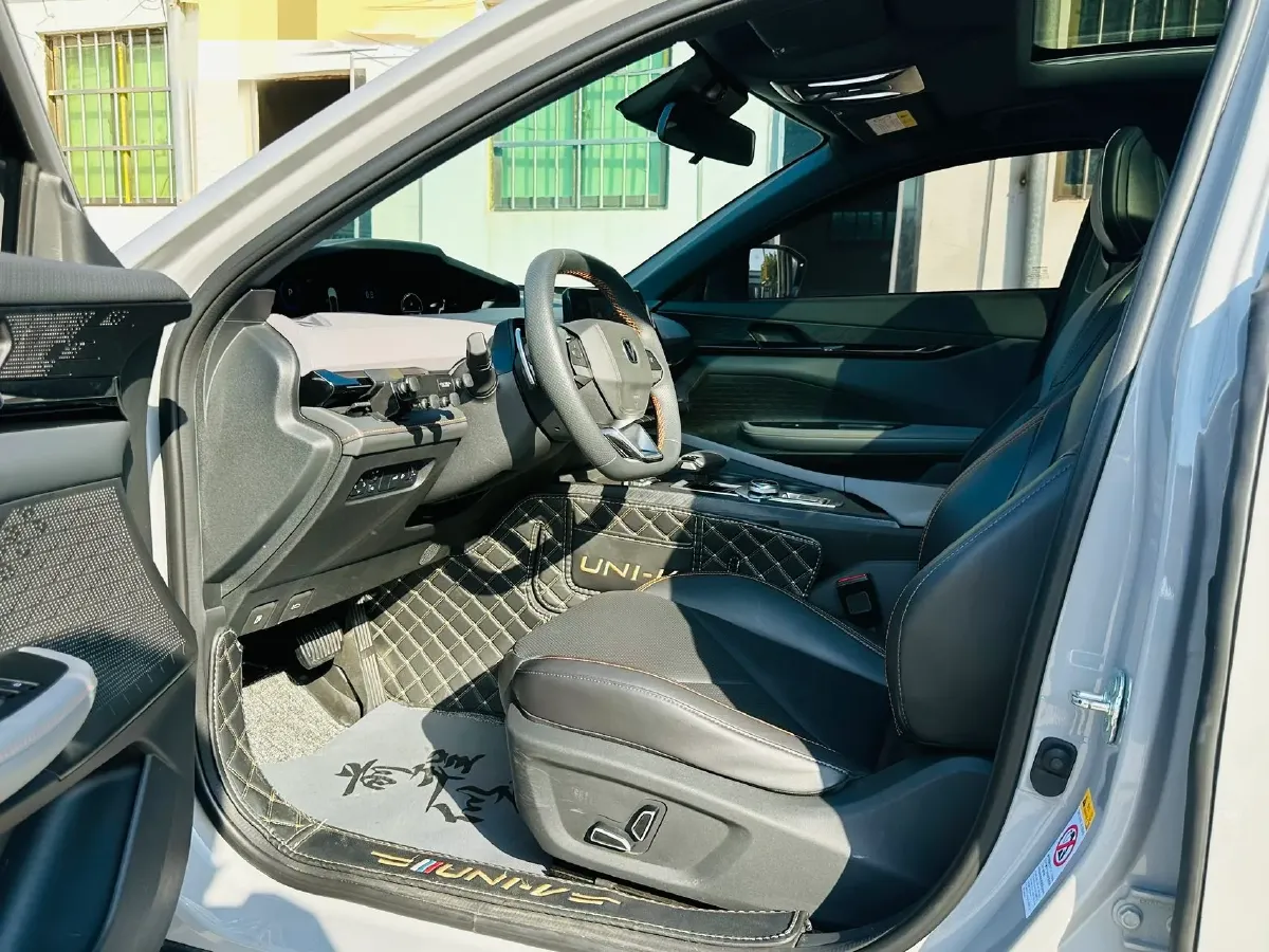 2022 ChangAn UNI-V 1.5T 188HP L4 7DCT,autocango,china used car exporter,china ev exporter,chinese used car exporter,chinese used ev exporter