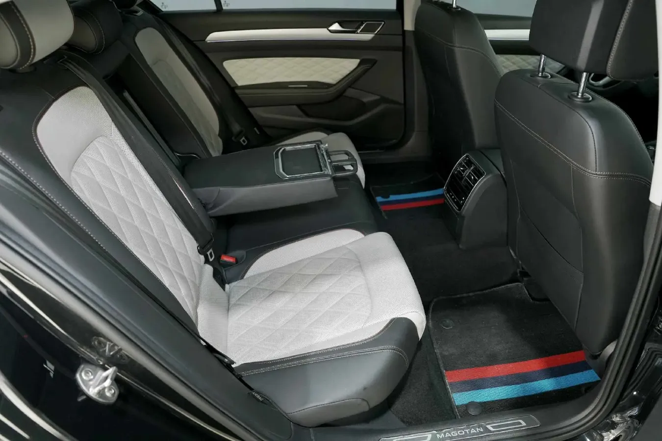 2023 Volkswagen Magotan 2.0T 186HP L4 7DCT,autocango,china used car exporter,china ev exporter,chinese used car exporter,chinese used ev exporter