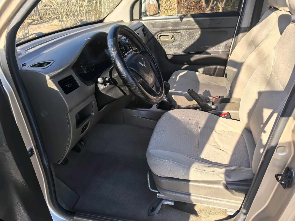 2015 WuLing RongGuang V 1.5L 112HP L4 5MT,autocango,china used car exporter,china ev exporter,chinese used car exporter,chinese used ev exporter