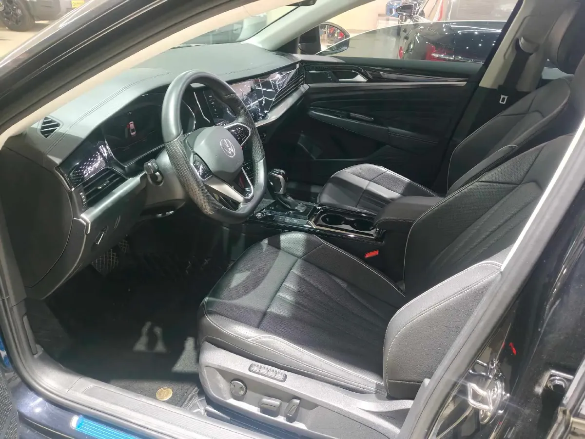2024 Volkswagen Passat 2.0T 220HP L4 7DCT,autocango,china used car exporter,china ev exporter,chinese used car exporter,chinese used ev exporter