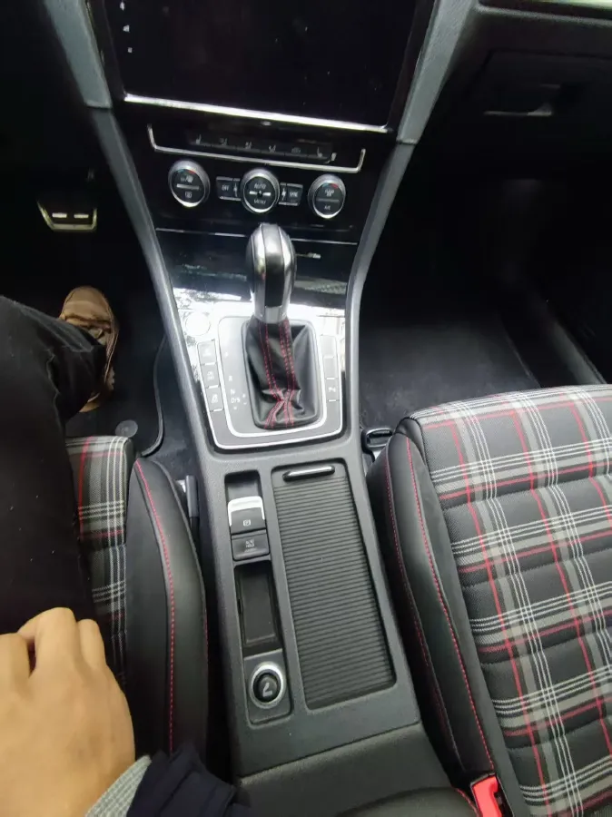 2018 Volkswagen GolfGTI 2.0T 220HP L4 7DCT,autocango,china used car exporter,china ev exporter,chinese used car exporter,chinese used ev exporter