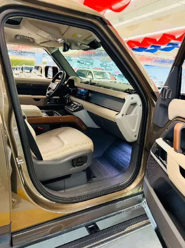 2020 Land Rover Defender 3.0T 400HP L6 8AT,autocango,china used car exporter,china ev exporter,chinese used car exporter,chinese used ev exporter