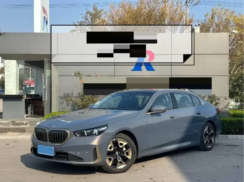 2024 BMW 5 Series 2.0T 258HP L4 8AT