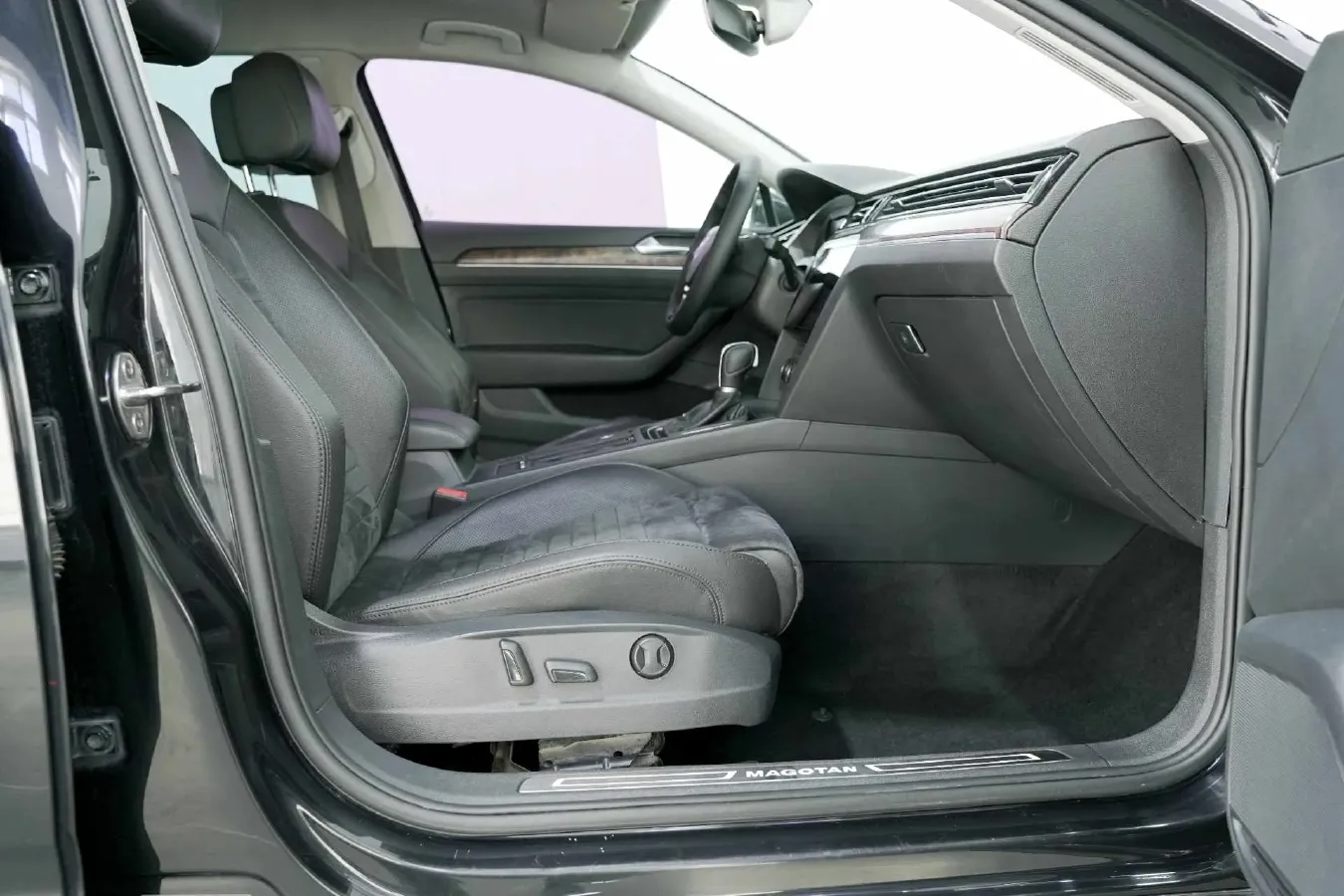 2017 Volkswagen Magotan 1.8T 180HP L4 7DCT,autocango,china used car exporter,china ev exporter,chinese used car exporter,chinese used ev exporter