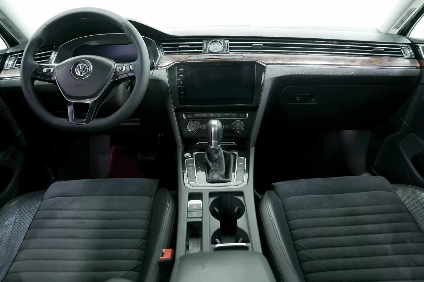 2017 Volkswagen Magotan 1.8T 180HP L4 7DCT,autocango,china used car exporter,china ev exporter,chinese used car exporter,chinese used ev exporter