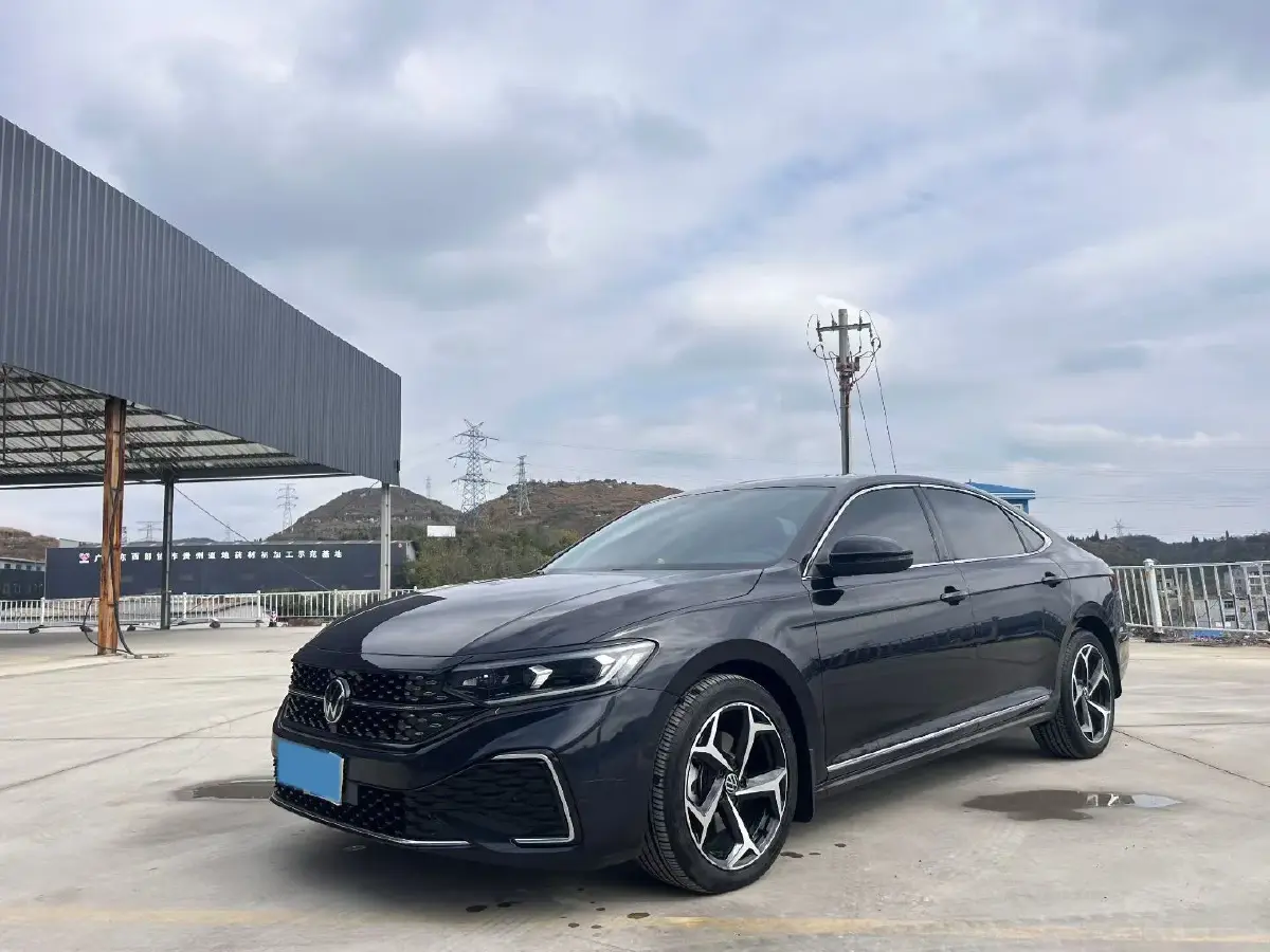 2023 Volkswagen Passat 2.0T 186HP L4 7DCT