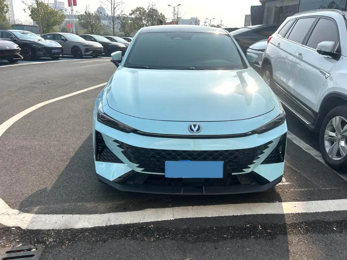 2024 ChangAn UNI-V 1.5T 188HP L4 7DCT,autocango,china used car exporter,china ev exporter,chinese used car exporter,chinese used ev exporter