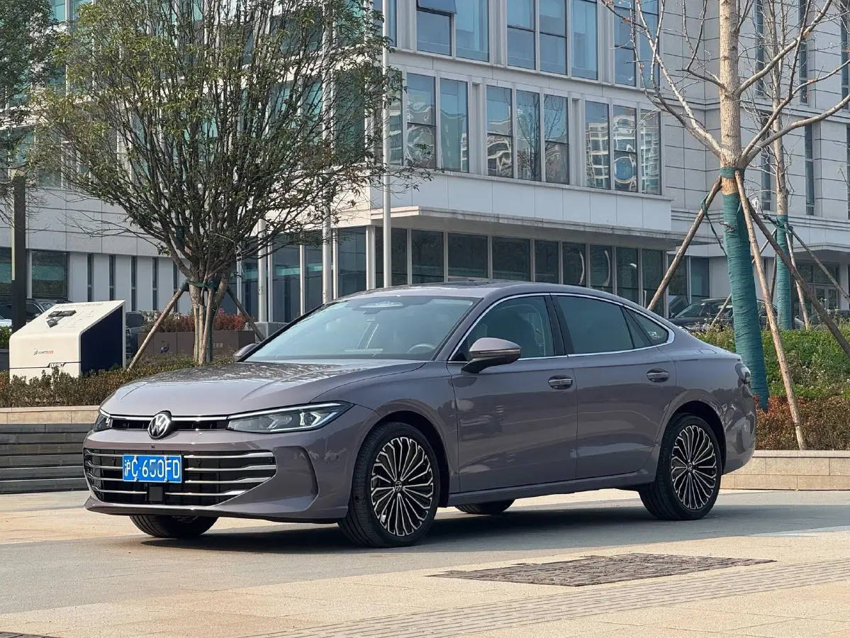 2025 Volkswagen Passat 2.0T 220HP L4 7DCT