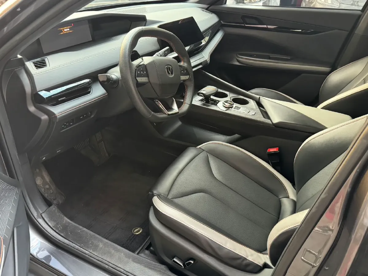 2023 ChangAn UNI-V 1.5T 188HP L4 7DCT,autocango,china used car exporter,china ev exporter,chinese used car exporter,chinese used ev exporter