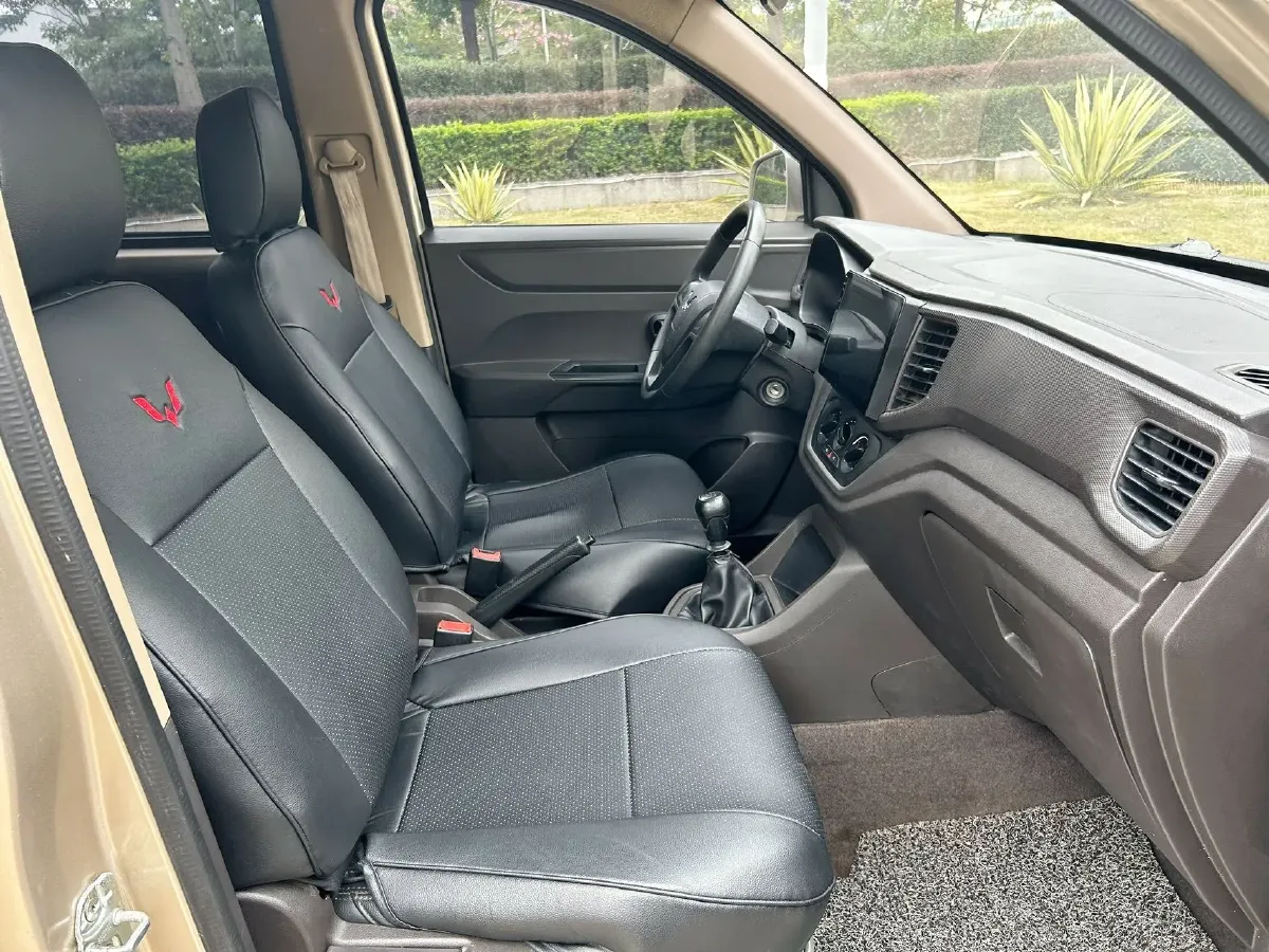 2019 WuLing HongGuang V 1.5L 99HP L4 6MT,autocango,china used car exporter,china ev exporter,chinese used car exporter,chinese used ev exporter
