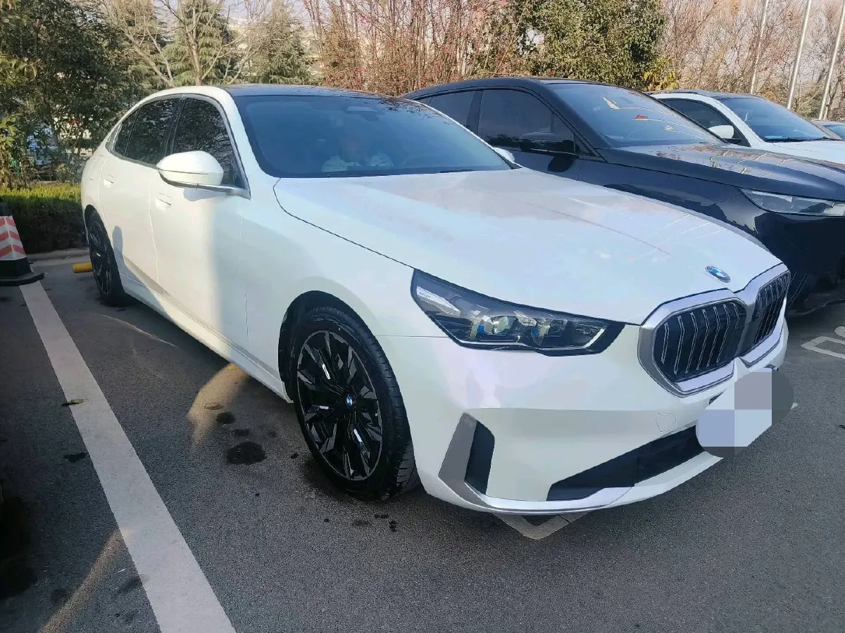 2024 BMW 5 Series 2.0T 190HP L4 8AT,autocango,china used car exporter,china ev exporter,chinese used car exporter,chinese used ev exporter