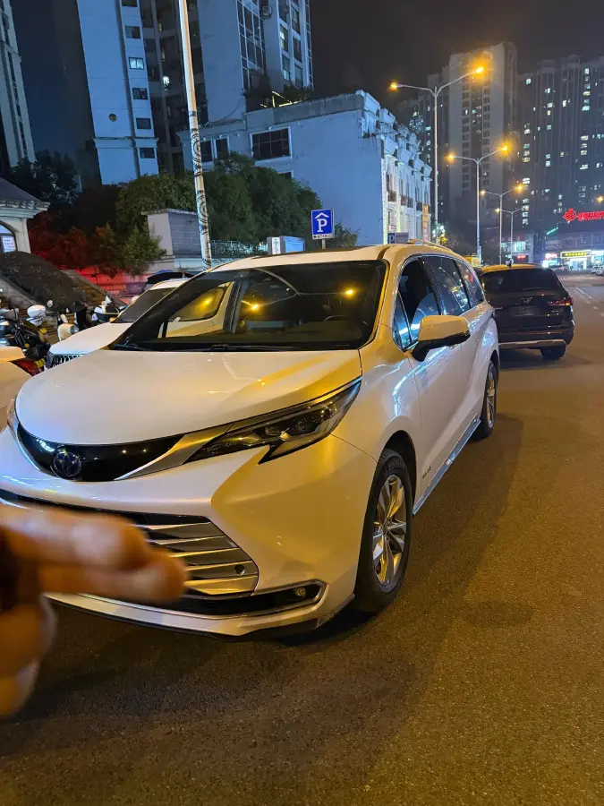 2021 Toyota Sienna 2.5L 192HP L4 E-CVT Hybrid