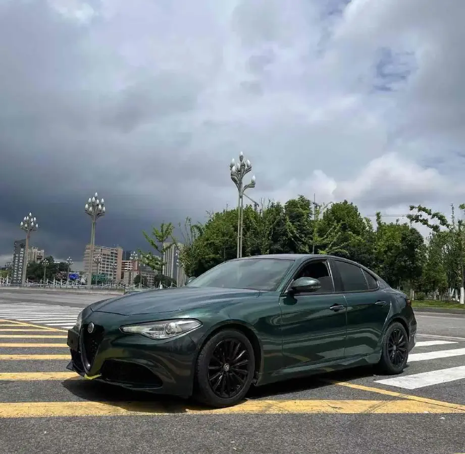 2017 Alfa Romeo Giulia 2.0T 200HP L4 8AT