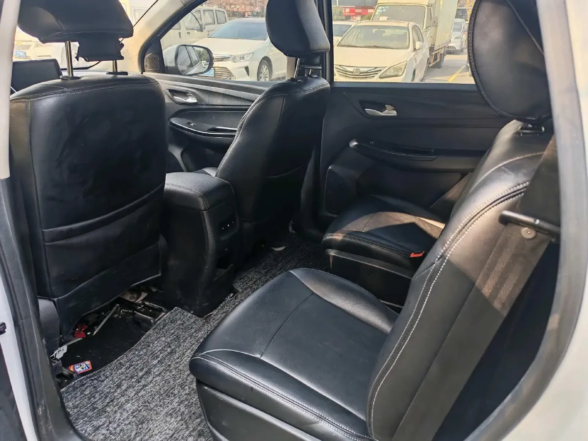 2019 BaoJun 730 1.5L 105HP L4 6MT,autocango,china used car exporter,china ev exporter,chinese used car exporter,chinese used ev exporter