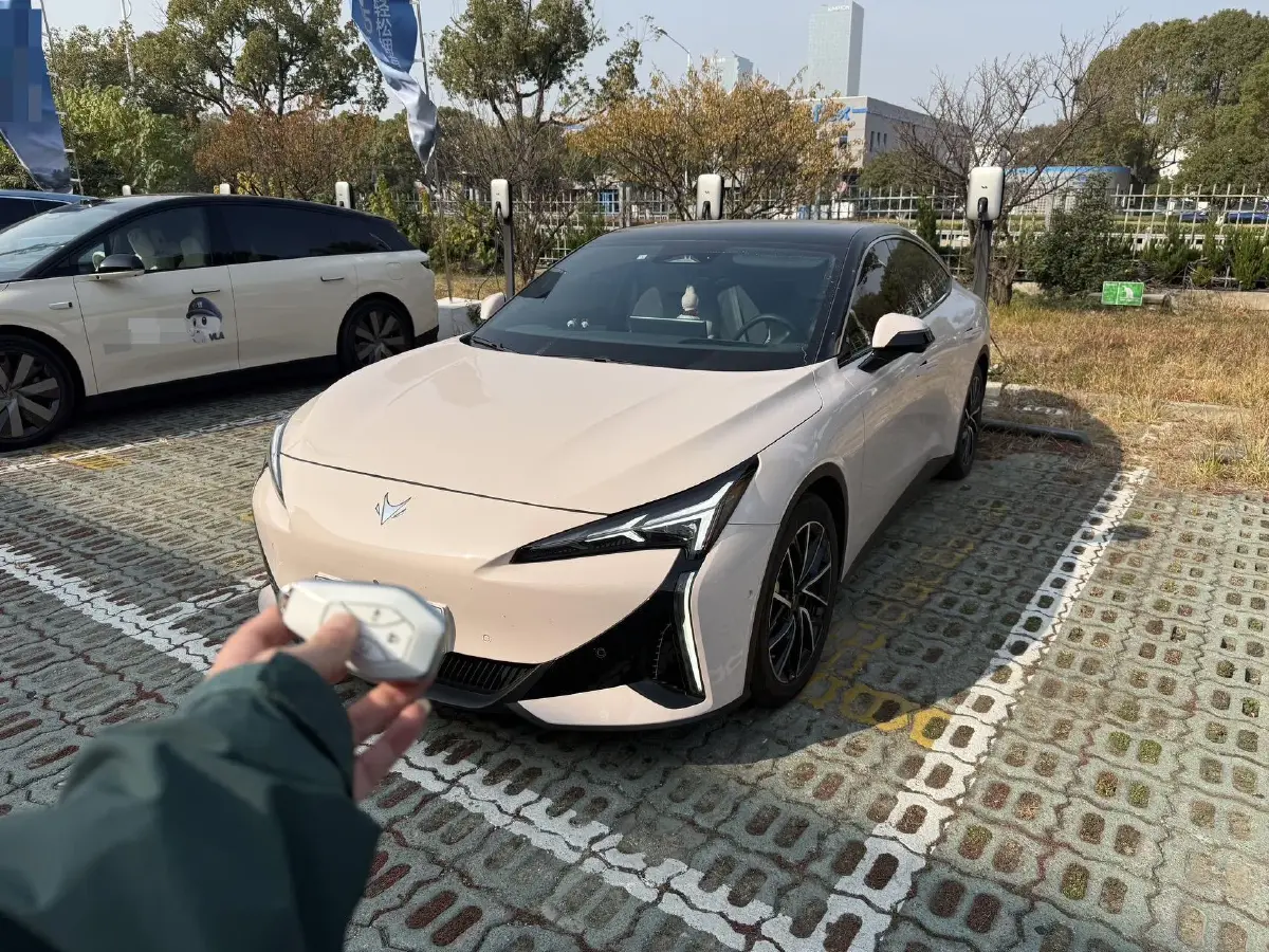 2024 ARCFOX αT5 BEV 79.2KWH