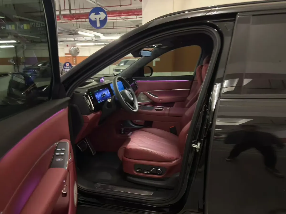 2025 AITO AITO M8 REEV 160HP REEV 53.4KWH,autocango,china used car exporter,china ev exporter,chinese used car exporter,chinese used ev exporter