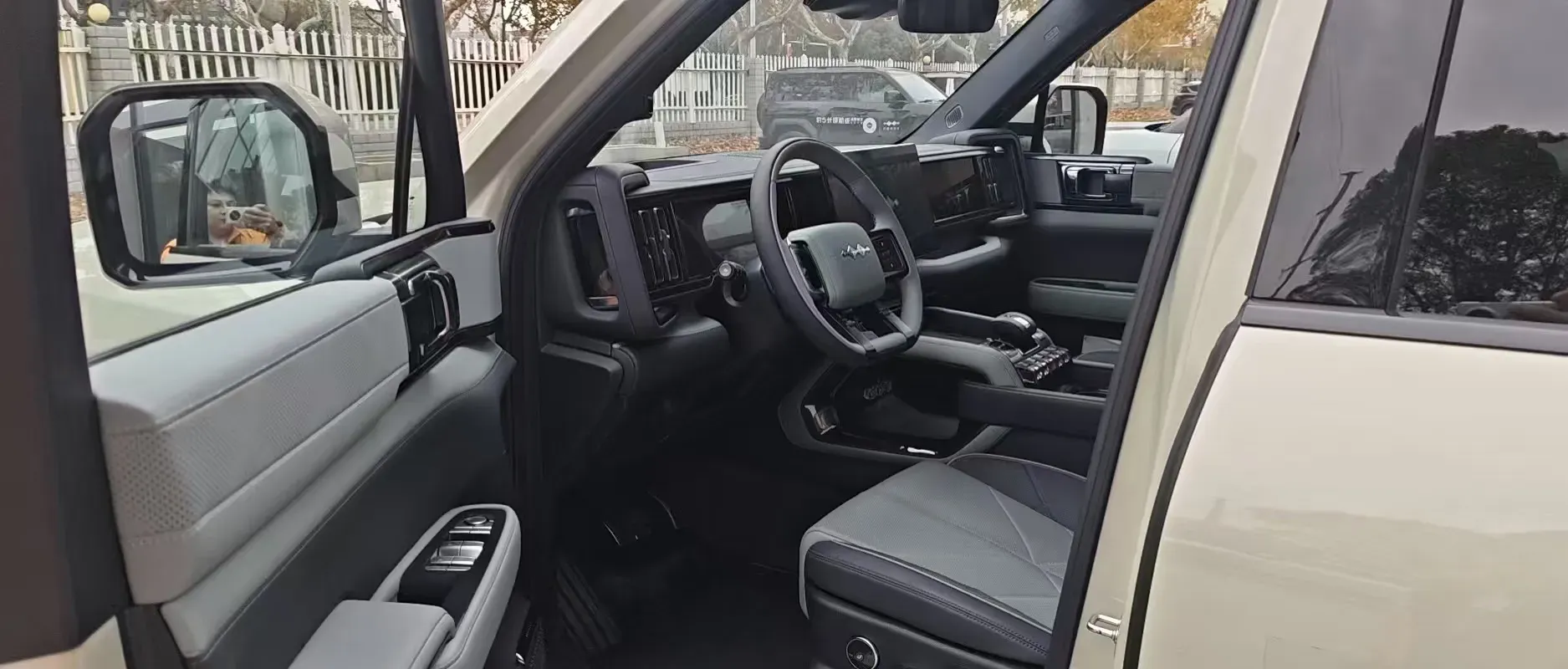 2025 FangChengBao Bao 5 1.5T 194HP L4 E-CVT PHEV 31.8KWH,autocango,china used car exporter,china ev exporter,chinese used car exporter,chinese used ev exporter