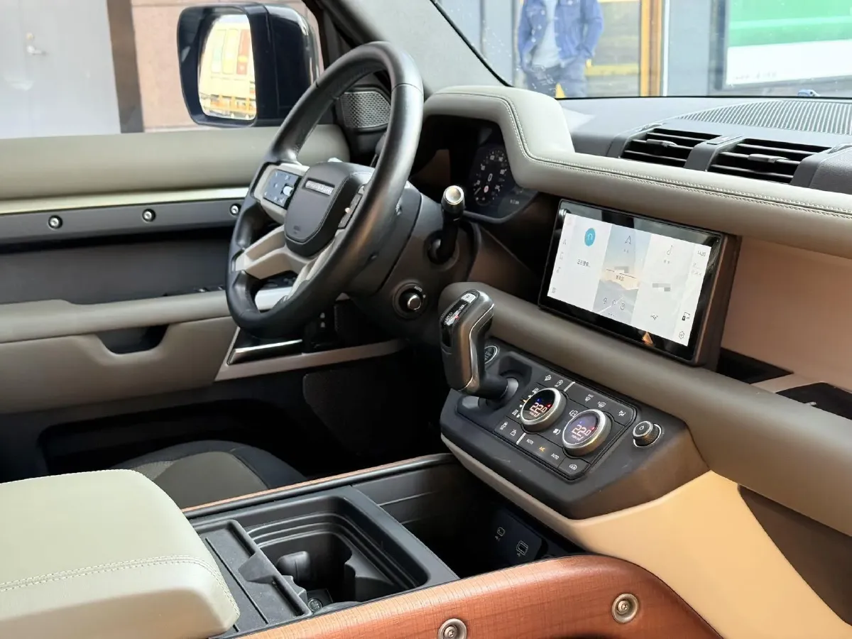 2021 Land Rover Defender 3.0T 400HP L6 8AT,autocango,china used car exporter,china ev exporter,chinese used car exporter,chinese used ev exporter