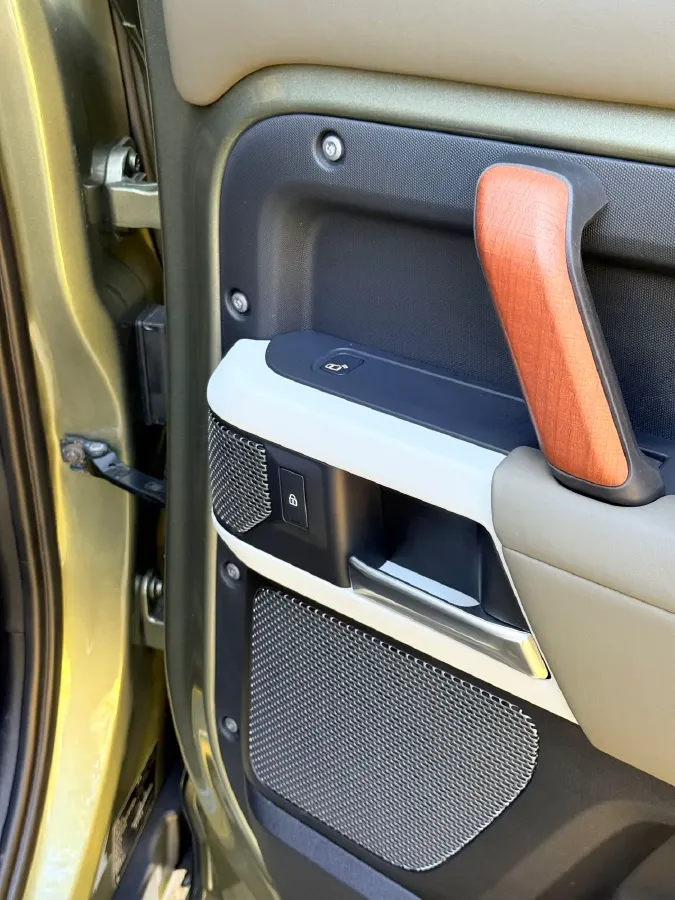 2021 Land Rover Defender 3.0T 400HP L6 8AT,autocango,china used car exporter,china ev exporter,chinese used car exporter,chinese used ev exporter