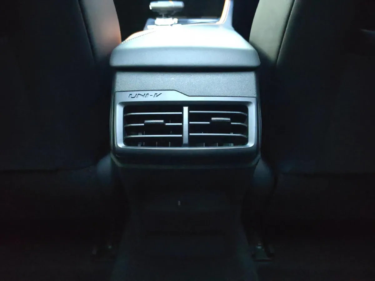 2022 ChangAn UNI-V 1.5T 188HP L4 7DCT,autocango,china used car exporter,china ev exporter,chinese used car exporter,chinese used ev exporter