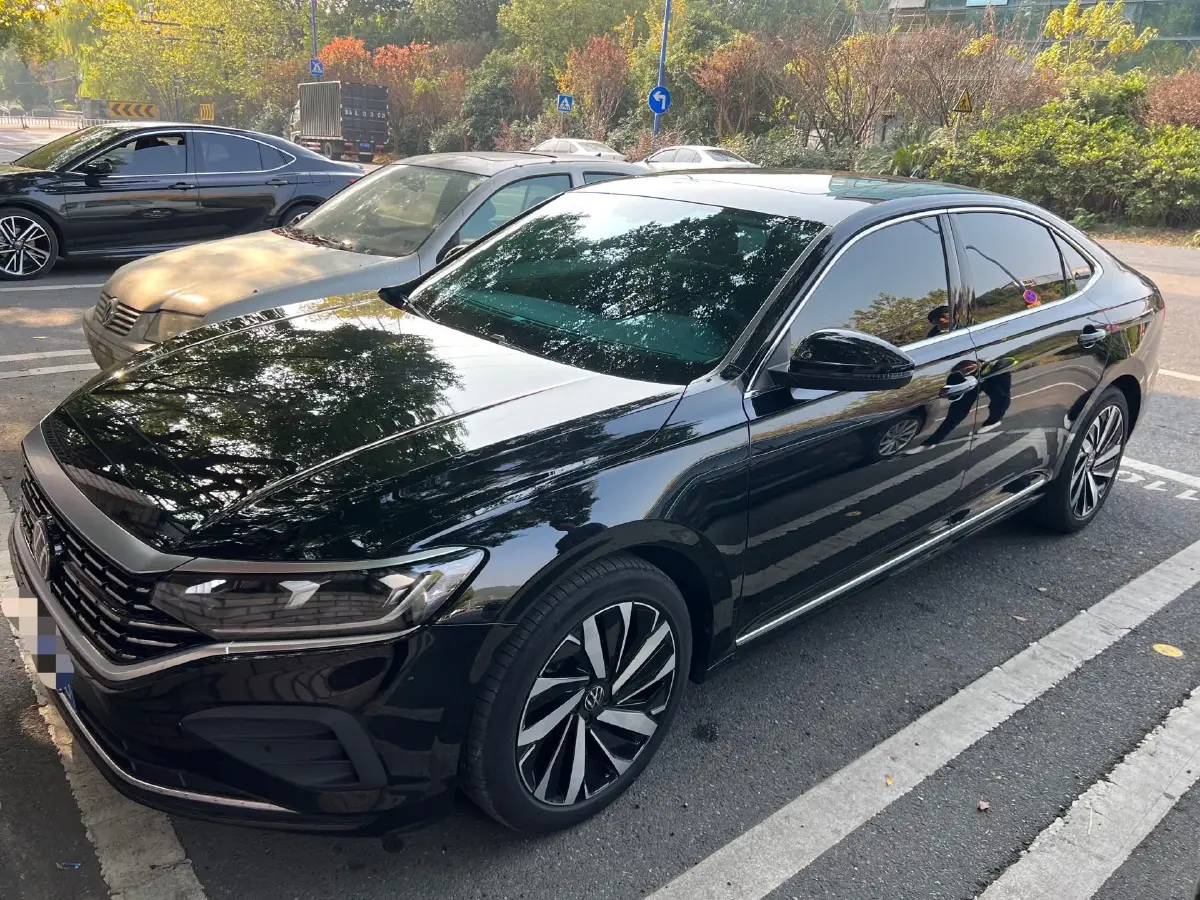 2024 Volkswagen Passat 2.0T 220HP L4 7DCT