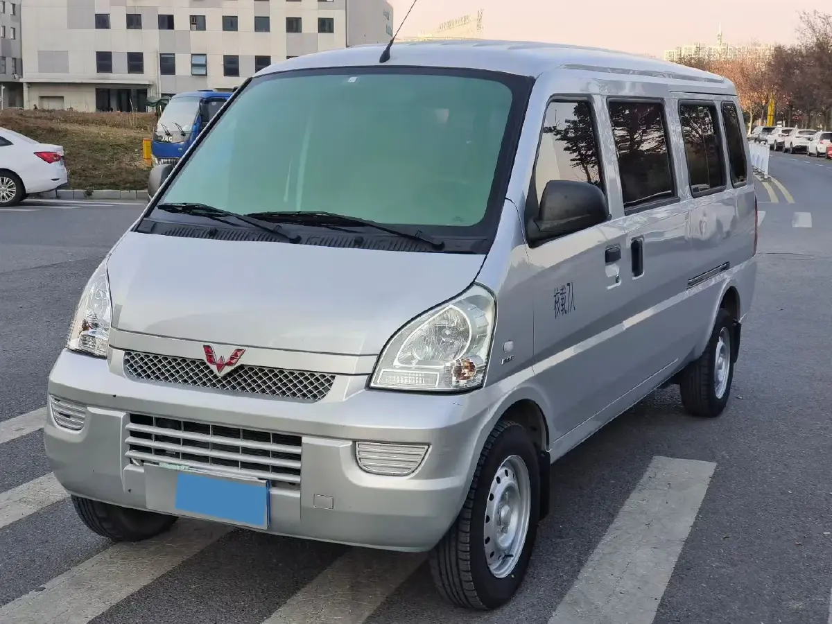 2021 WuLing RongGuang 1.5L 99HP L4 5MT