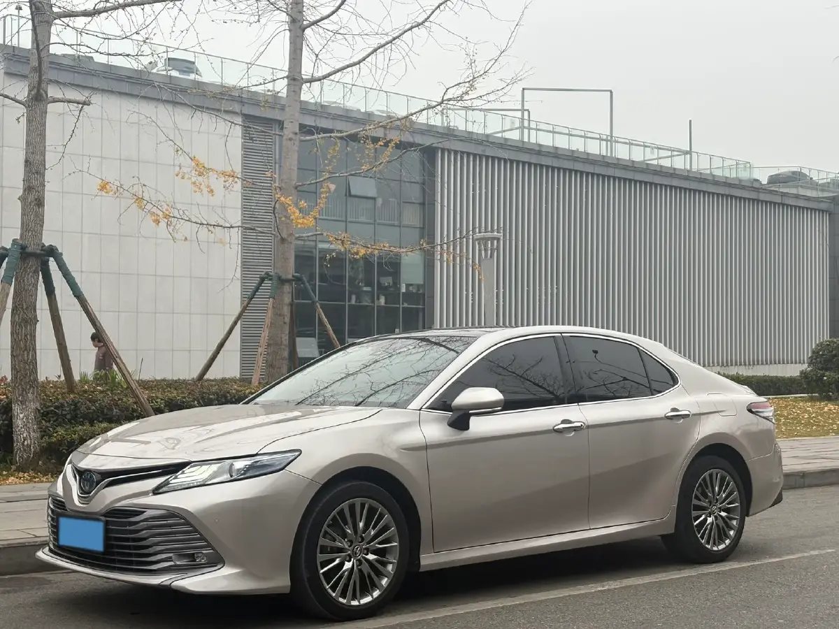 2019 Toyota Camry 2.5L 178HP L4 E-CVT Hybrid