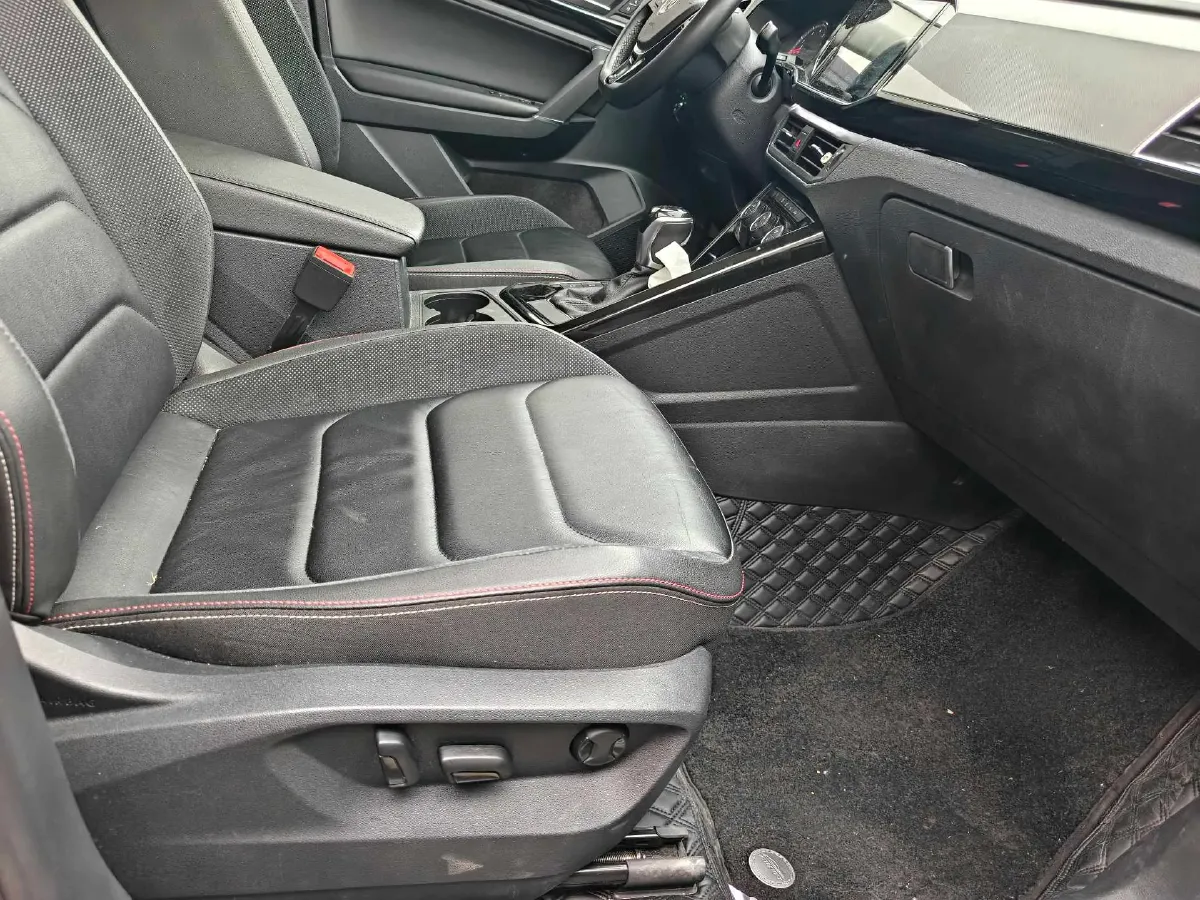 2019 Jeep Cherokee 2.0T 234HP L4 9AT,autocango,china used car exporter,china ev exporter,chinese used car exporter,chinese used ev exporter