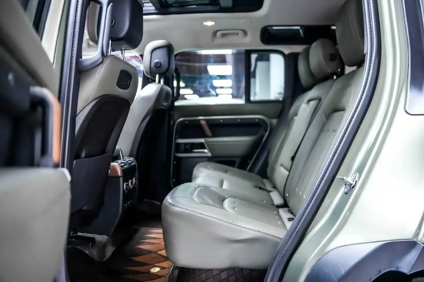 2021 Land Rover Defender 3.0T 400HP L6 8AT,autocango,china used car exporter,china ev exporter,chinese used car exporter,chinese used ev exporter